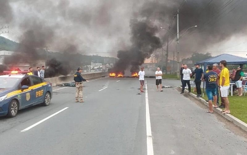 Caminhoneiros bolsonaristas queimam pneus travando rodovia em Santa Catarina | Foto PRF