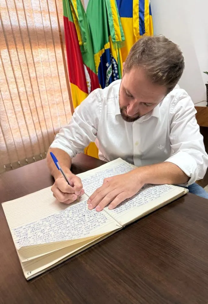 Prefeito transfere cargo ao vice para captar investimentos na capital federal