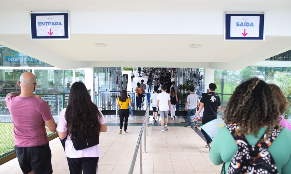 Participantes do Exame Nacional do Ensino Médio (Enem) 2021 fazem, neste domingo (28), segundo dia de avaliação, provas de matemática e de ciência da natureza. Foto: Valter Campanato/Agência Brasil