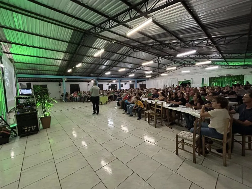 Assembleia da Sicredi Raízes lota clube da Terceira Idade em Miraguaí