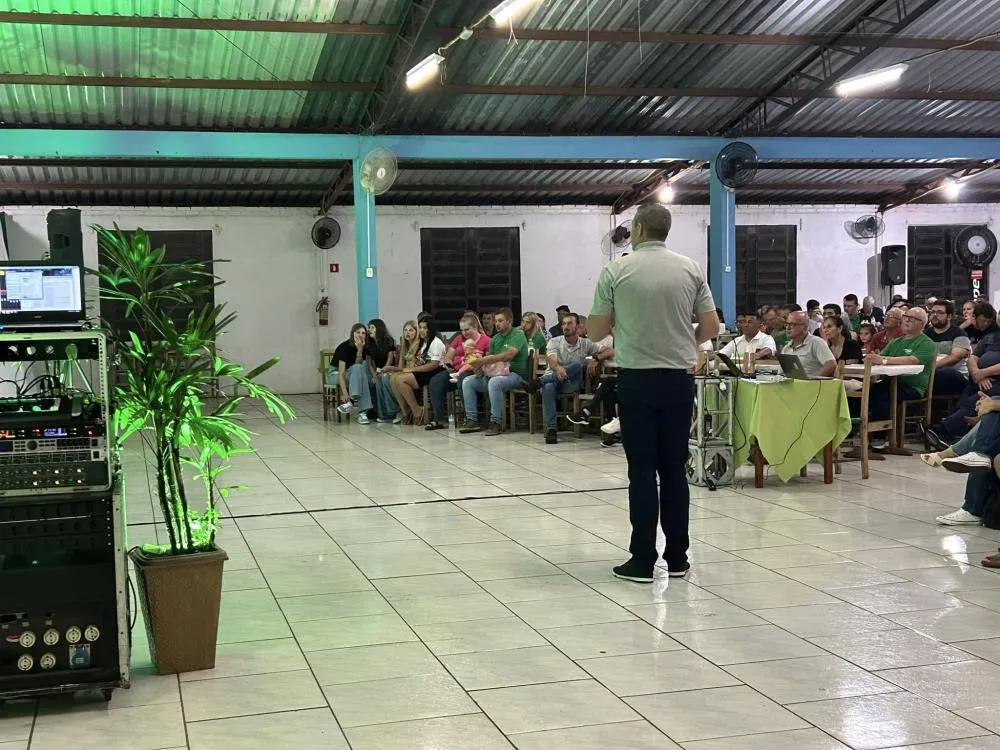 Assembleia da Sicredi Raízes lota clube da Terceira Idade em Miraguaí