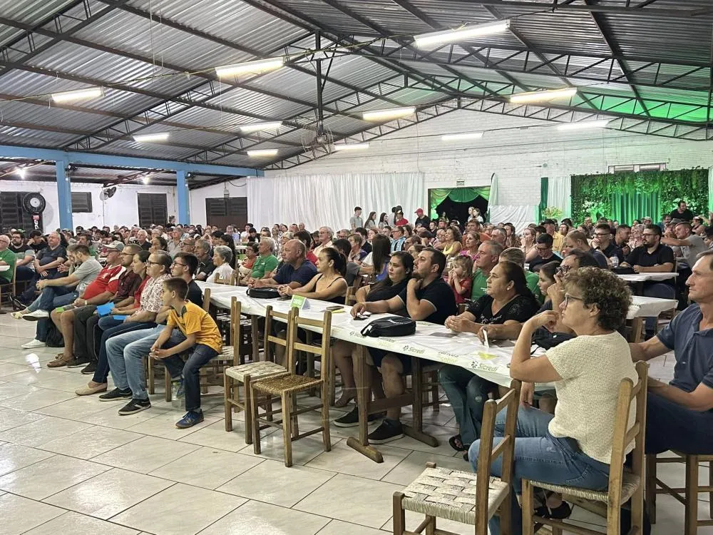 Assembleia da Sicredi Raízes lota clube da Terceira Idade em Miraguaí