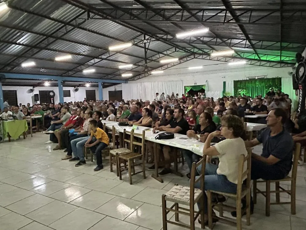 Assembleia da Sicredi Raízes lota clube da Terceira Idade em Miraguaí