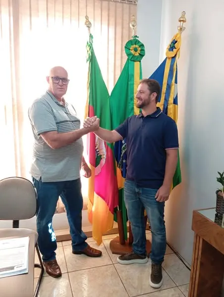 Prefeito Neco reassume gestão após compromissos em Brasília