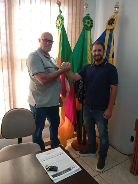 Prefeito Neco reassume gestão após compromissos em Brasília