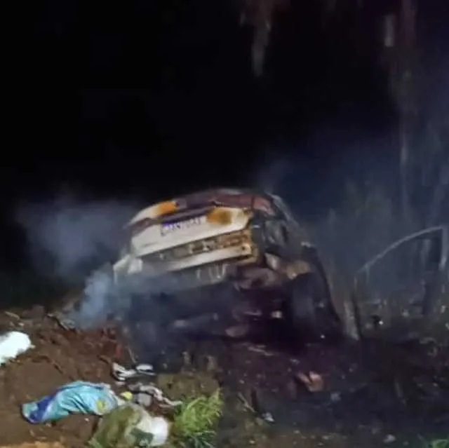 Veículo em chamas mobiliza equipes de emergência no KM 12