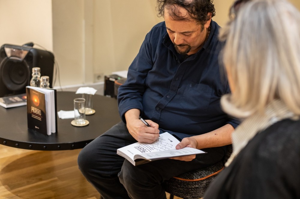 Em Setúbal, Portugal, autor autografou exemplares do novo livro. Foto: Fábio Pelinson