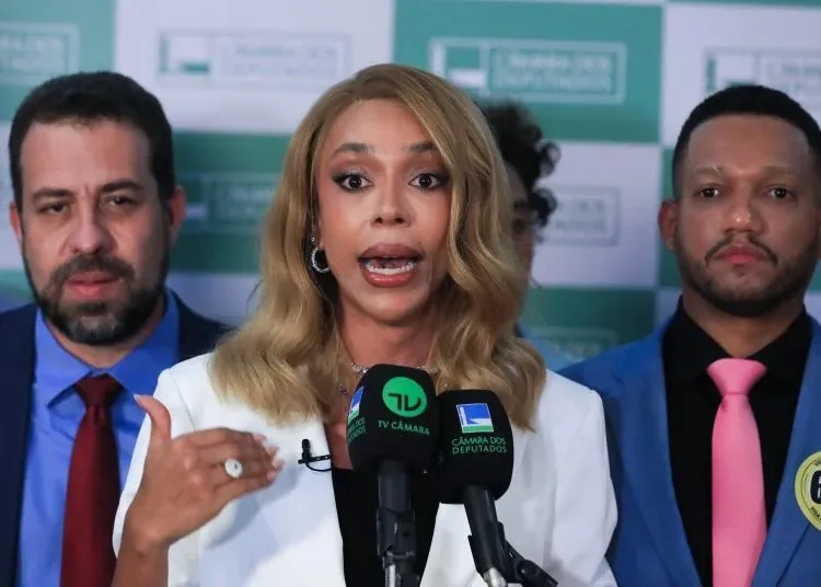 Deputada federal Erika Hilton (Psol-SP), parlamentares aliados e signatários, juntamente com representantes do Movimento Vida Além do Trabalho, durante coletiva à imprensa após protocolarem a PEC contra a Escala 6x1 - Lula Marques/Agência Brasil