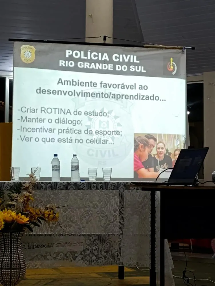 Escola Lenira promove encontro com palestras para pais de alunos