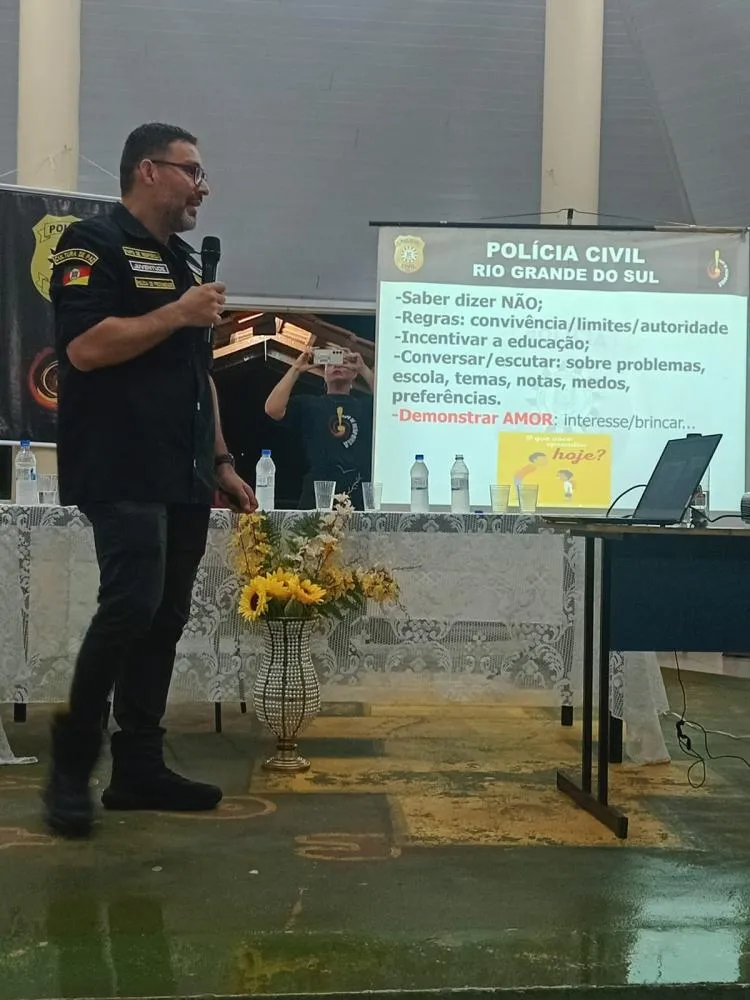 Escola Lenira promove encontro com palestras para pais de alunos