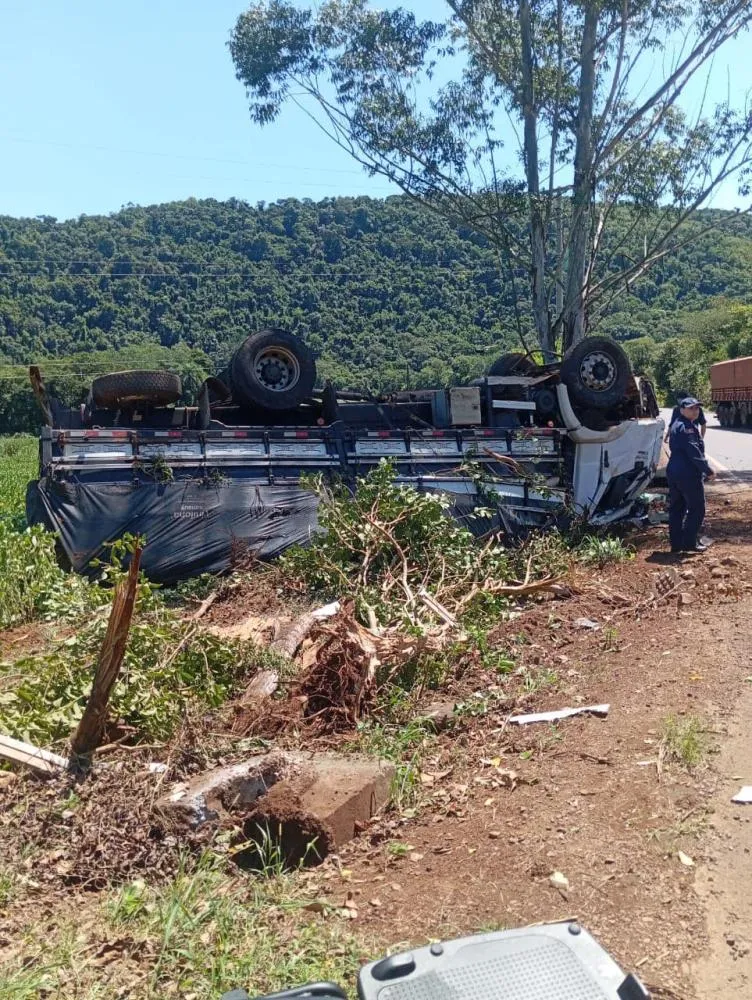 Caminhão tomba na RSC-472 entre Tenente Portela e Três Passos