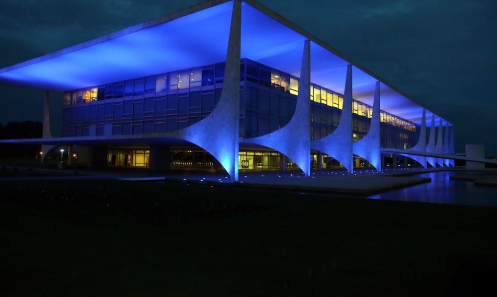 Palácio do Planalto recebe iluminação especial para a campanha do Novembro Azul, que alerta sobre o câncer de próstata e chama a atenção dos homens para a importância da prevenção dessa doença. Foto: Wilson Dias/Agência Brasil