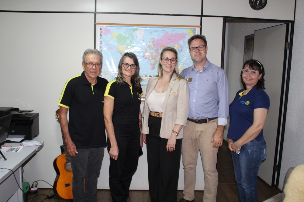 Rotarianos, em visita ao Folha Popular, Romeu Pöerch, Neiva Pöerch, Lisiele Lago Bakof, Alex Knapp Bakof e Janete Mantelli. Foto: Júlio Santos/FP