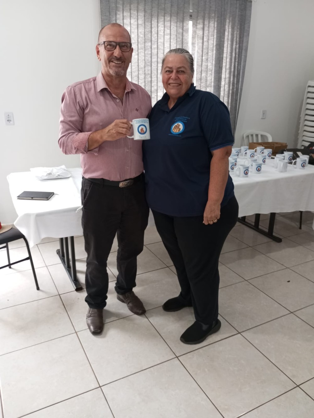 Uma das fundadoras do grupo, Neli Rosseti, com o prefeito Rosemar Sala 