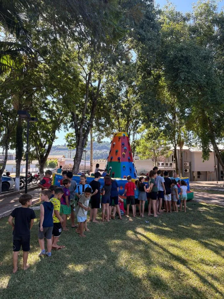 Administração Municipal realiza tarde festiva com crianças na Praça Central