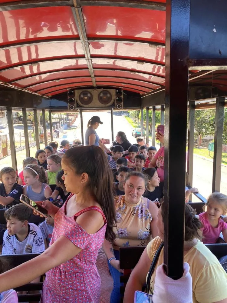 Administração Municipal realiza tarde festiva com crianças na Praça Central