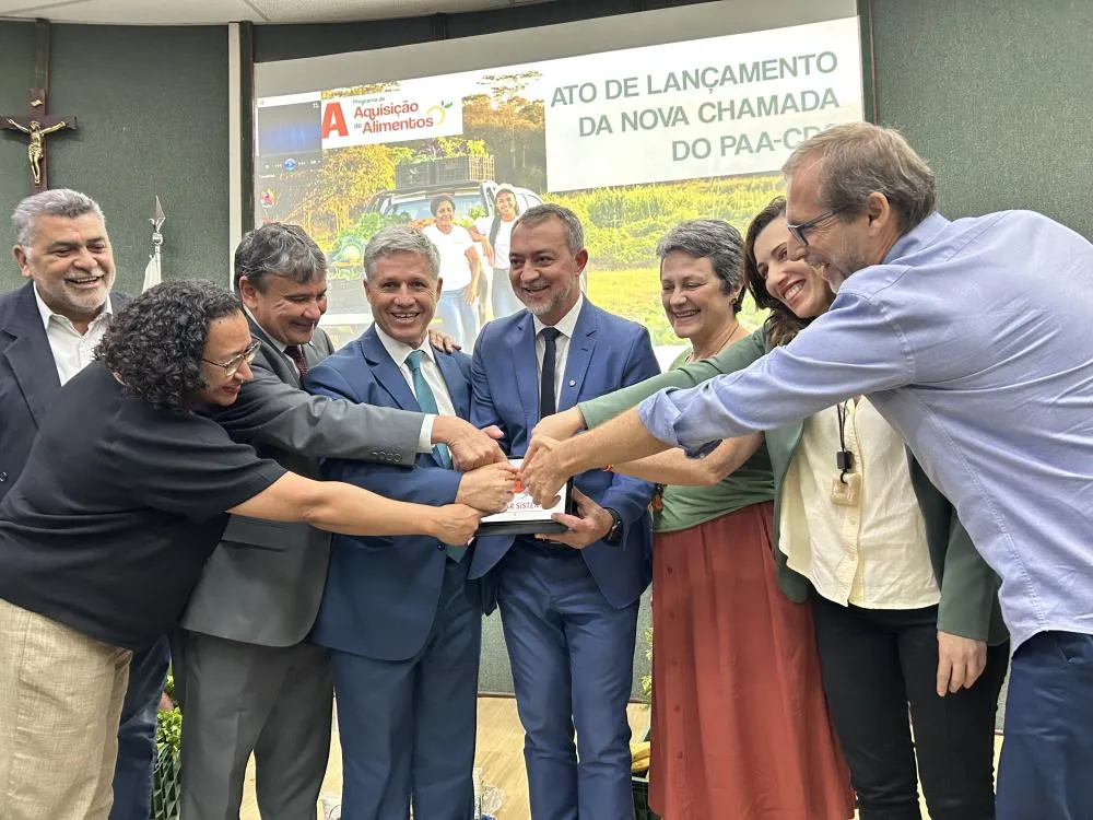 Momento do ato que simbolizou a abertura do sistema da Conab, no dia 18 de fevereiro, para receber propostas do PAA. / Foto: Catiana de Medeiros/Arquivo Conab