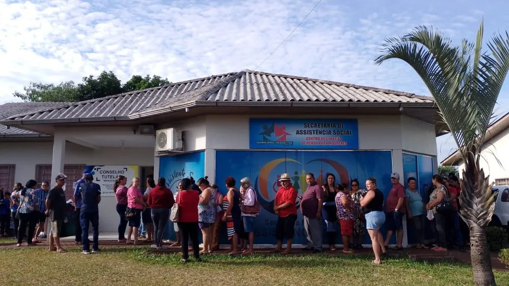 Defesa Civil entrega cestas básicas a famílias afetadas pela estiagem em Miraguaí