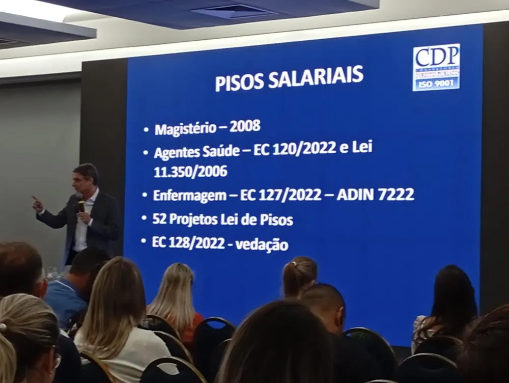Comitiva de Derrubadas participa de seminário da FAMURS em Porto Alegre