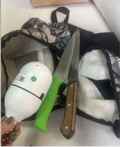Facas usadas no ataque à professora dentro de escola em Caxias do Sul (RS) • Reprodução